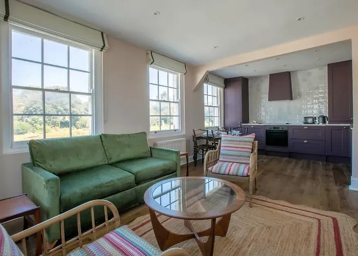 Palm Heights - Top Floor Luxury Flat